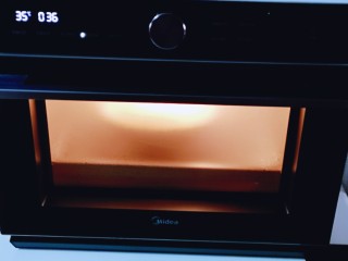 超级松软零失败的全麦蜜豆小餐包,放入蒸烤箱，温度35度，时间40分钟。(室温发酵也可以)