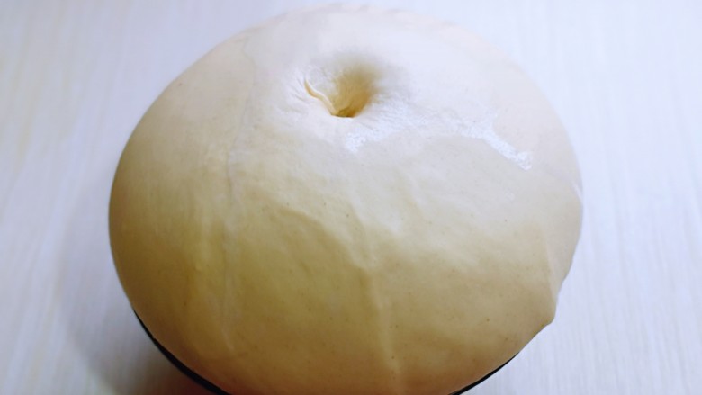 葱香四溢的全麦酸奶面包卷,发酵好的面团是原来的两倍大，用手摁一下，不回缩，不反弹即为发酵完成。