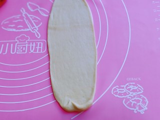 葱香四溢的全麦酸奶面包卷,取一块面团，用擀面杖擀成长舌状。