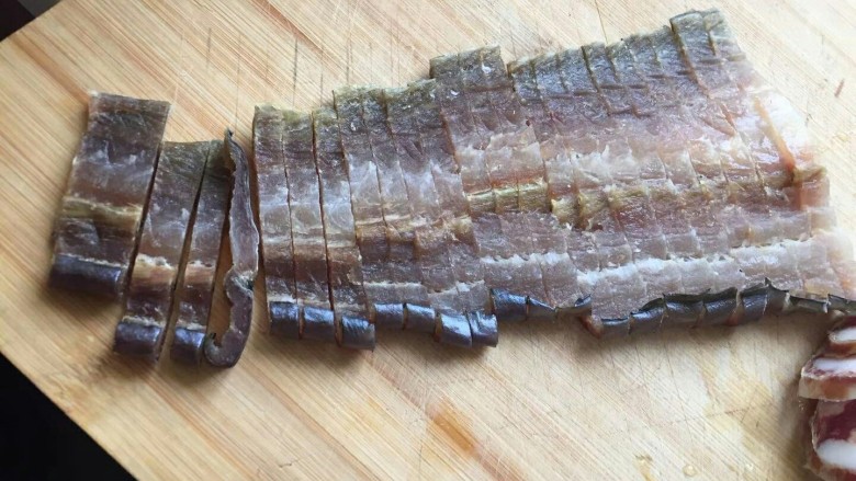 蒸蒸日上—鳗香咸肉蒸腊肠,把鳗香切成一条一条