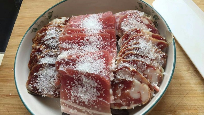 蒸蒸日上—鳗香咸肉蒸腊肠,均匀的撒在。香肠和咸肉的表面。