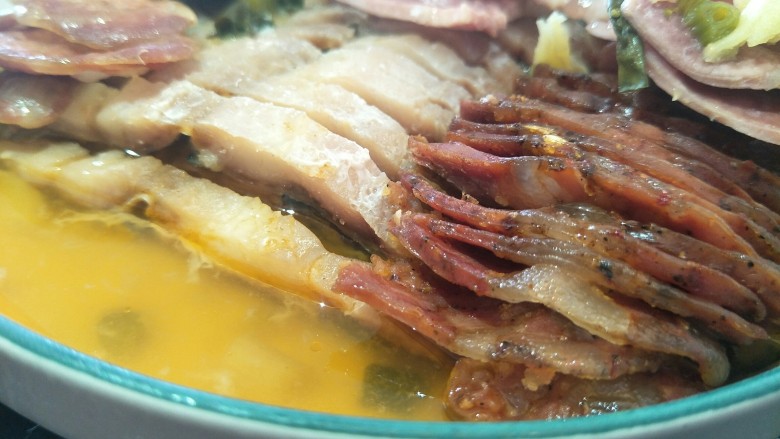 蒸蒸日上—鳗香咸肉蒸腊肠,放大看金黄色的肉汁铺满整个盘子。又香又甜。如此美味。