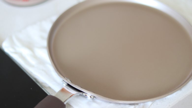 巧克力毛巾卷,锅底需要进行冷却，再继续倒入面糊，铺平，小火烙饼的步骤。