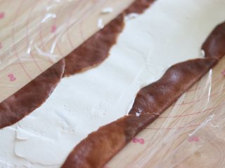 巧克力毛巾卷,抹到饼的中间，抹平，边上不要抹。留边折起到中间。