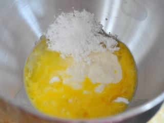 奶酪包,将波兰种、蛋液、糖、盐放入厨师机内胆中。