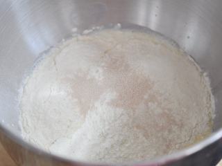 奶酪包,加入面包用小麦粉和干酵母，启动1档混合成面团。