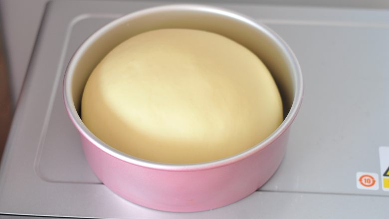 奶酪包,天冷可使用烤箱的发酵功能，发酵至面包体积明显变大，轻按表面可回弹。