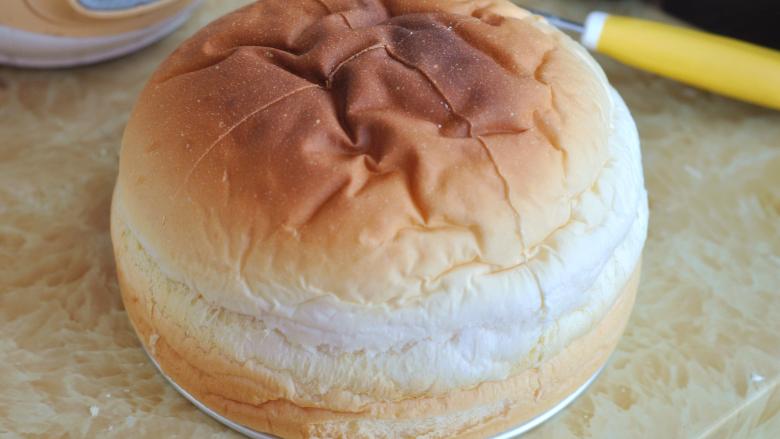 奶酪包,放入烤箱中，170度烘烤25分钟。面包静置放凉后脱模。