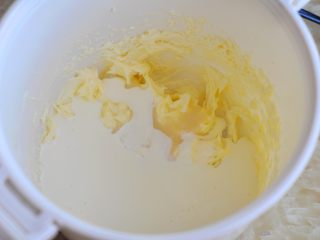 奶酪包,奶油奶酪软化后打发，加入淡奶油、炼乳，打发至表面有纹路。