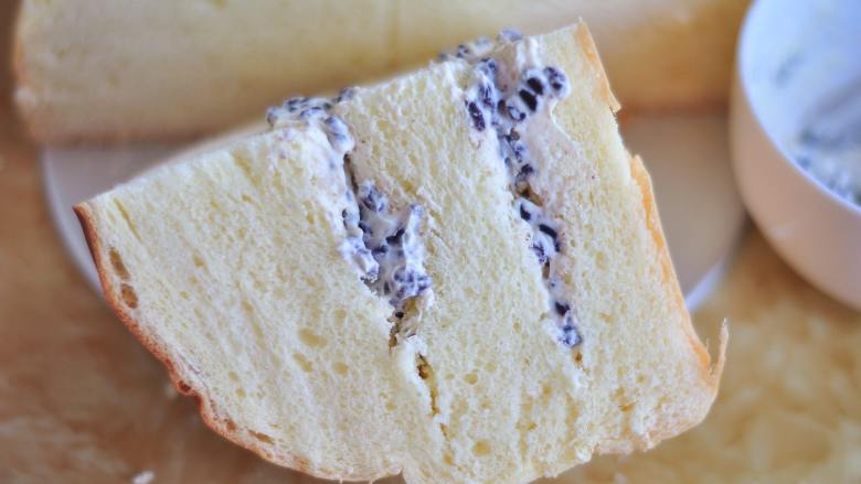奶酪包,面包按十字方式切开，每块中间横切两刀，把奶酪馅填入，我还焖了些紫米，混合好后加入去就是紫米奶酪馅。