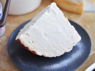 奶酪包,表面再抹一层奶酪馅，筛上奶粉即可。