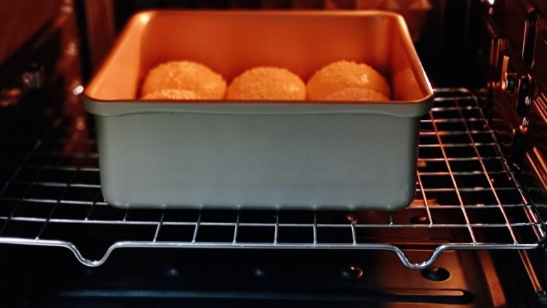超级松软零失败的全麦蜜豆小餐包,将模具入东菱烤箱中层。