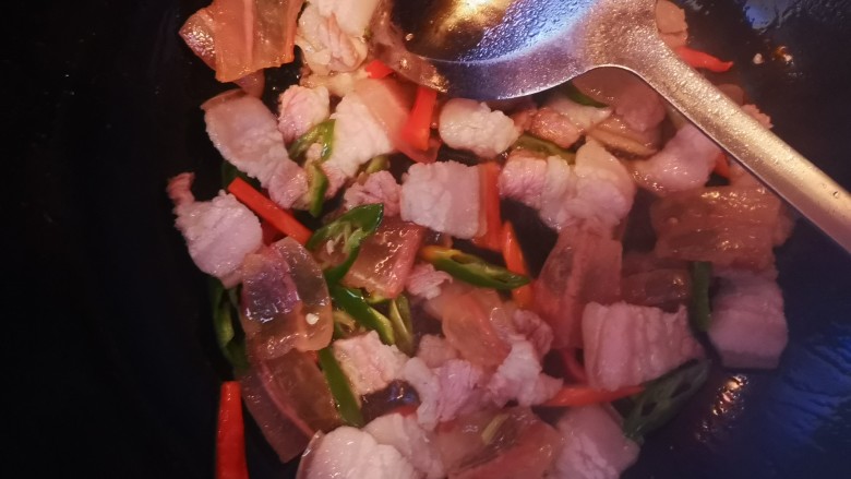 腊味蚝油花菜,加入青红椒继续翻炒