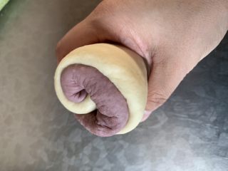 紫薯双色吐司,卷起