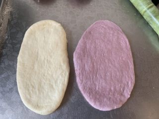 紫薯双色吐司,擀平