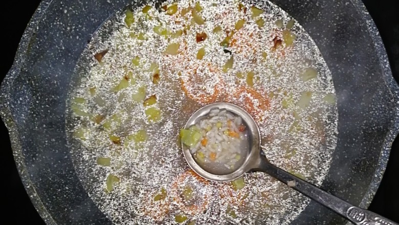 胡萝卜瘦肉粥（快手）,倒入谷物米和足量的清水，大火煮开后换小火慢煮