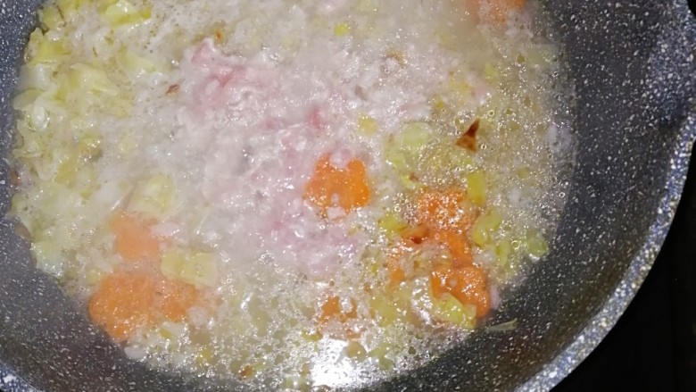 胡萝卜瘦肉粥（快手）,煮差不多10分钟的时候，粥已经软烂了，倒入腌好的肉末再煮5分钟左右