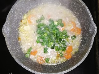 胡萝卜瘦肉粥（快手）,最后倒入青菜煮熟即可