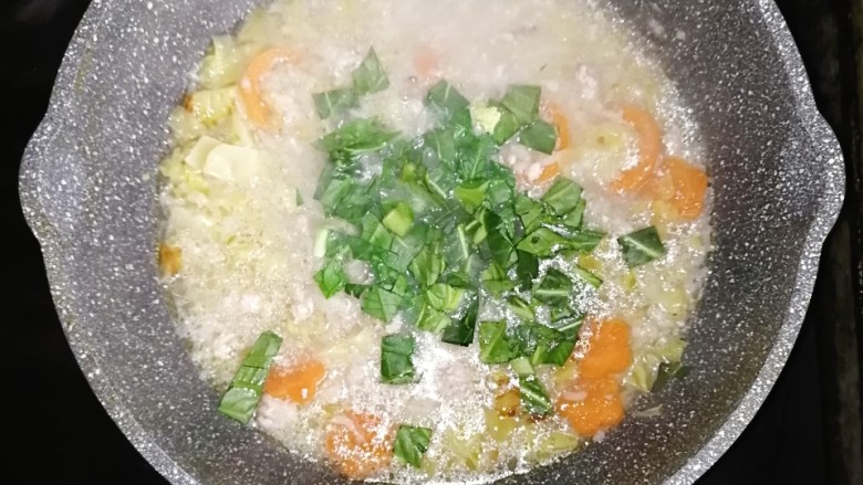 胡萝卜瘦肉粥（快手）,最后倒入青菜煮熟即可