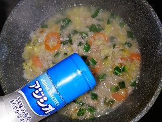胡萝卜瘦肉粥（快手）,出锅前撒点盐调味