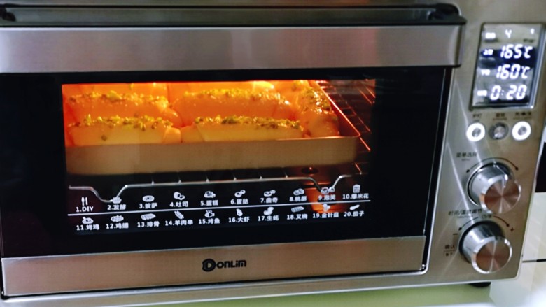 葱香四溢的全麦酸奶面包卷,上165度，下管160度烤20分钟，注意观察面包上色情况，上色后立即加盖一张锡纸。(时间及温度仅供参考，具体根据自家烤箱性能另定)