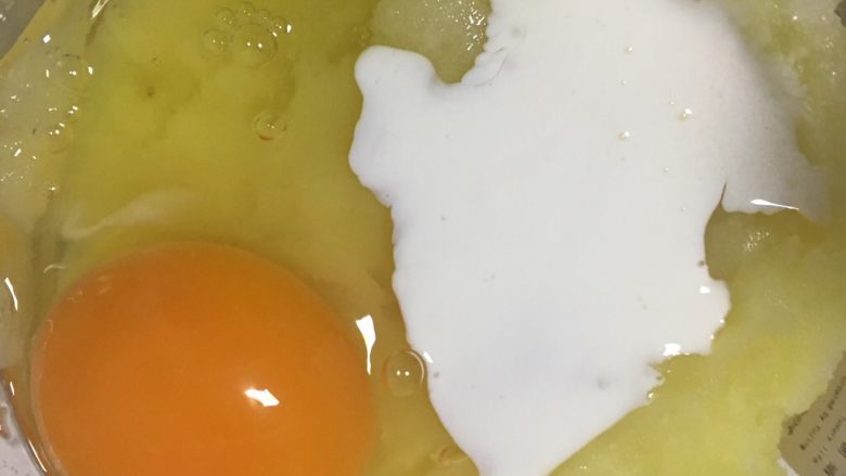 奶香土豆饼,3️⃣ 加入适量盐和<a style='color:red;display:inline-block;' href='/shicai/ 10588'>糖</a>，打入一个鸡蛋，加入10ml左右淡奶油或者20ml牛奶，搅拌均匀。