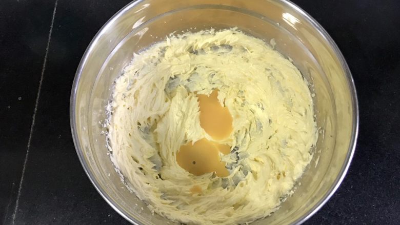 杏仁酥,分三次加入全蛋液，每一次都是打匀了再加下一次。