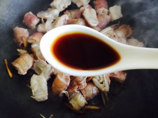 虾姑炒年糕+年夜饭,烹入两勺蒸鱼豉油翻炒均匀