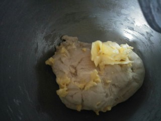 红豆小餐包,面团搅到不粘手放入软化的黄油。
