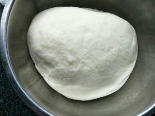 红豆小餐包,面团发酵到原来的两倍大，拿出来揉一会排气。