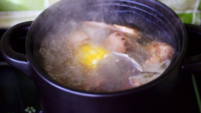 土鸡炖玉米甜藕汤,大火煮沸后。