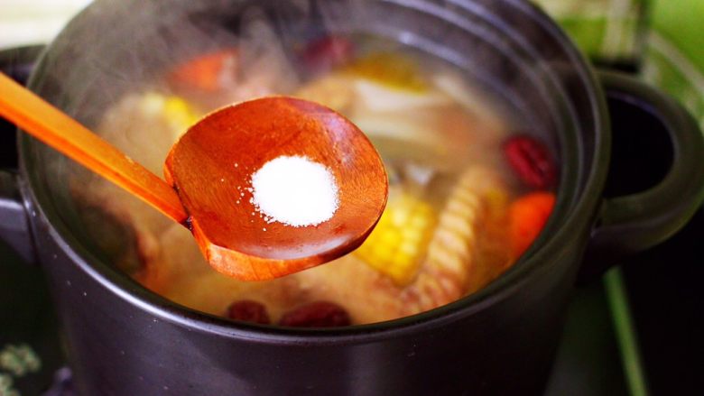 土鸡炖玉米甜藕汤,看见鸡汤变得越来越浓稠的时候，加入适量的盐调味。