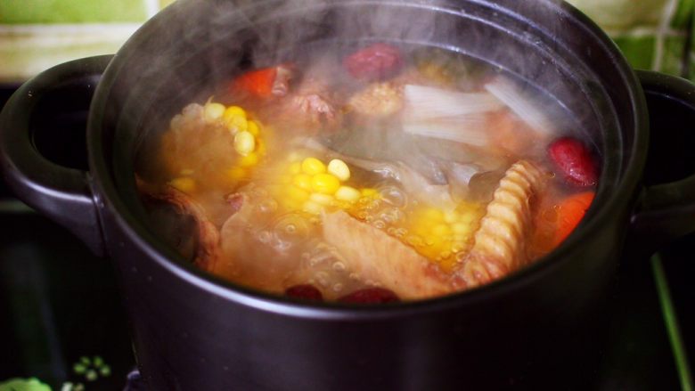 土鸡炖玉米甜藕汤,大火煮沸后继续转小火炖至半个小时。