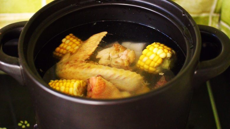 土鸡炖玉米甜藕汤,沙锅里一次性加足清水。