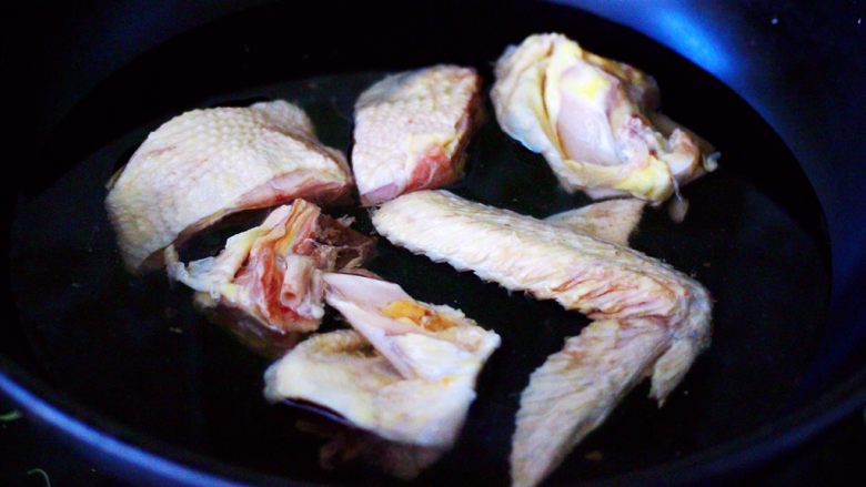 土鸡炖玉米甜藕汤,锅中倒入适量清水，把浸泡后洗净的鸡块放入锅中。