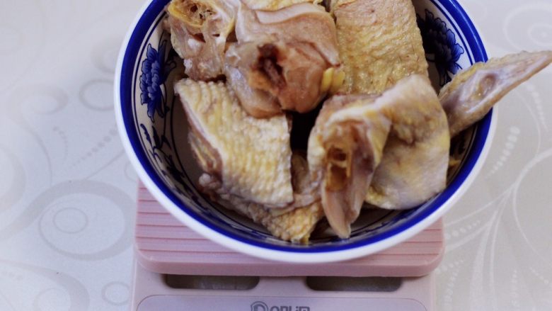 土鸡炖玉米甜藕汤,<a style='color:red;display:inline-block;' href='/shicai/ 87'>土鸡</a>是我提前切块冷冻的，拿出来解冻后用清水浸泡一会儿。