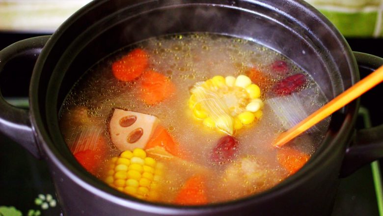 土鸡炖玉米甜藕汤,大火烧开后即可关火。
