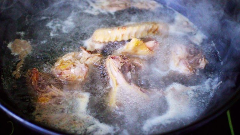 土鸡炖玉米甜藕汤,大火烧开后，继续煮一分钟左右捞出，把焯过水的鸡块用自来水再次冲洗干净。

