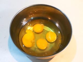 家常海参蒸蛋,把鸡蛋打入大碗里