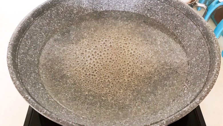 家常海参清汤面,另起锅，锅里加入冷水