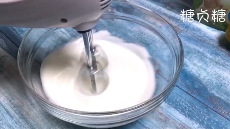 酸奶溶豆,蛋白发白细腻加入剩余的糖