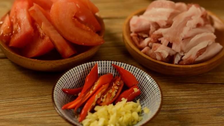 豆角焖面，趁热吃，实在太香了,番茄切块、肉切片、小米椒切段、蒜切末。