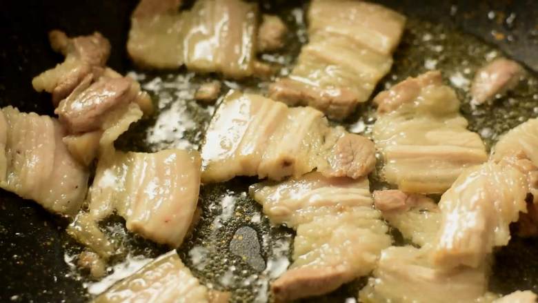 豆角焖面，趁热吃，实在太香了,锅中油烧热，倒入肉片，小火将肉片炒至微焦。
