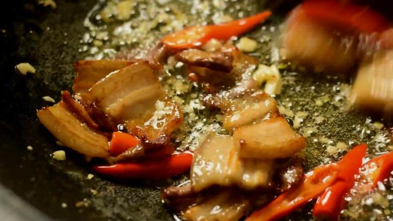 豆角焖面，趁热吃，实在太香了,加入小米椒和蒜末炒香。