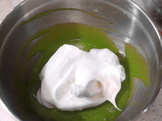 小清新范儿滴【菠菜南瓜蛋糕卷】,取三分之一蛋白霜和蛋黄糊混合，翻拌均匀