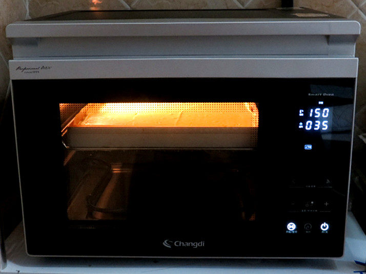 小清新范儿滴【菠菜南瓜蛋糕卷】,放入预热好的烤箱中层，上下火150度烤35分钟