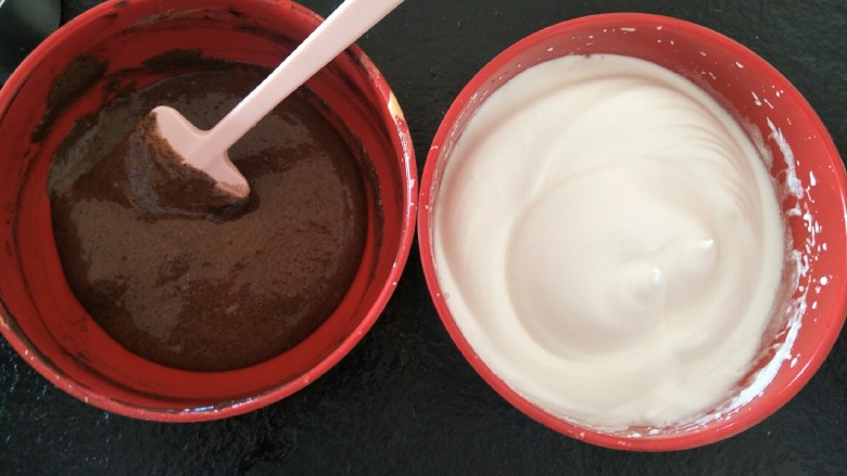 最“柔软”纸杯蛋糕☕—爆浆巧克力,准备把蛋黄蛋白混合。