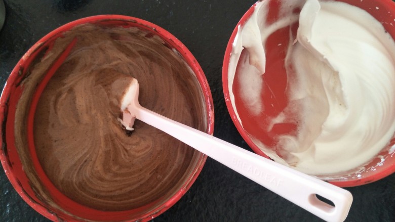 最“柔软”纸杯蛋糕☕—爆浆巧克力,把蛋白慢慢拌入蛋黄糊中。