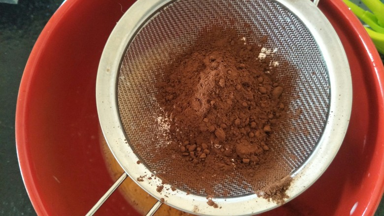 最“柔软”纸杯蛋糕☕—爆浆巧克力,一起过筛812克可可粉。