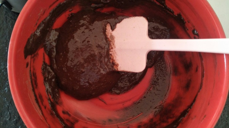 最“柔软”纸杯蛋糕☕—爆浆巧克力,搅拌一起。